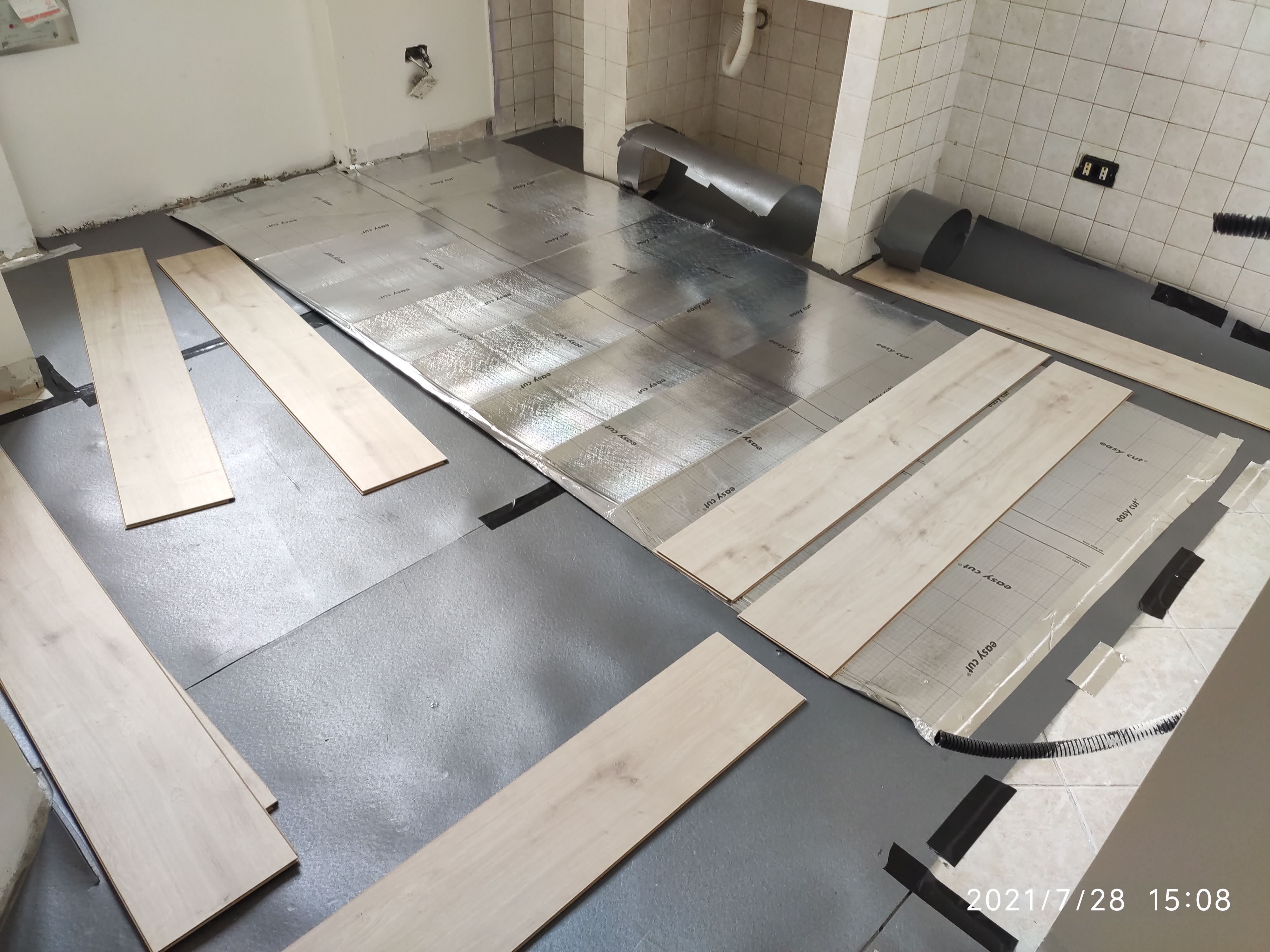 Posa del laminato flottante sopra il riscaldamento